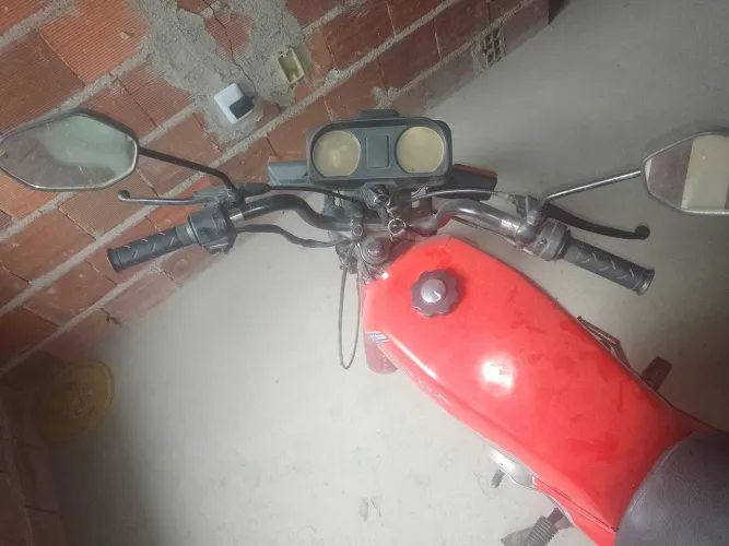Moto com motor zero dois pares de jantes zero 