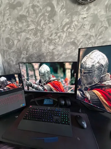 Vendo dois monitores profissionais um monitor de 32 polegadas 2k e de 27 pol 180hz