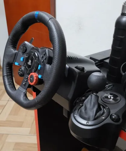 Volante e câmbio  e pedal de marcha g29 driving force Logitech 