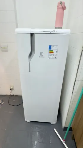 Geladeira Electrolux 240 Litros Branca - Econômica Classe A