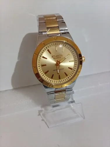 Relógio com mostrador dourado