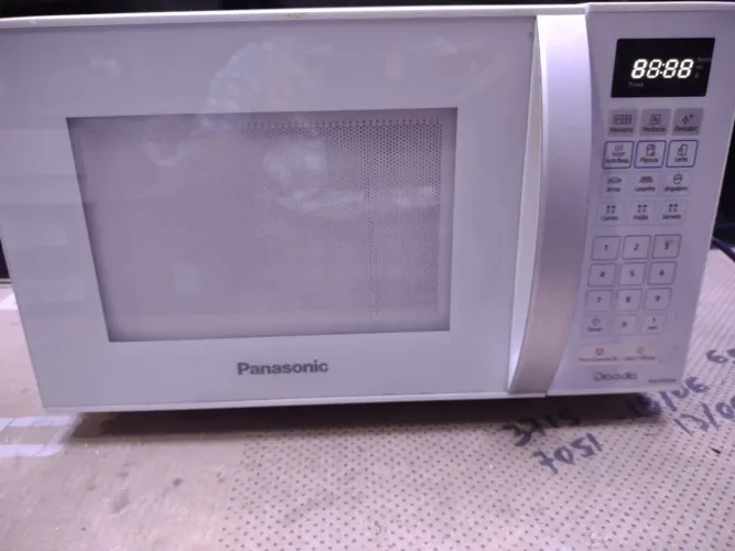 Micro-ondas Panasonic 25 litros 220 volts bem conservado.