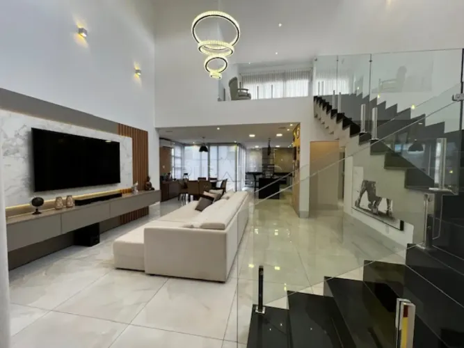 Casa alto padrão em condomínio fechado com 250 m2 construção, toda mobiliada, Bairro Bonfi