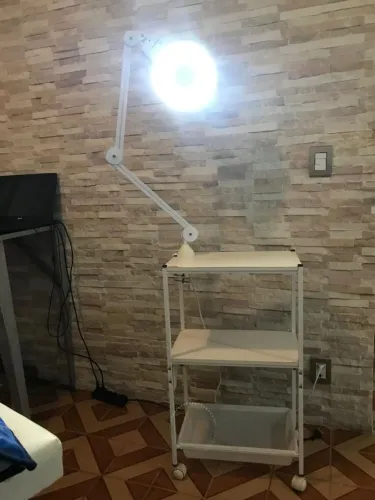 Carrinho auxiliar com lupa
