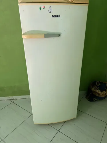 Geladeira pequena usada