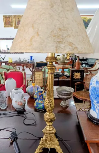 Antigo abajur em metal trabalhado funcionando 