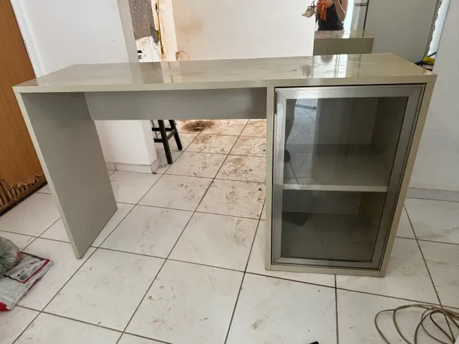 Móvel laqueado com porta de vidro