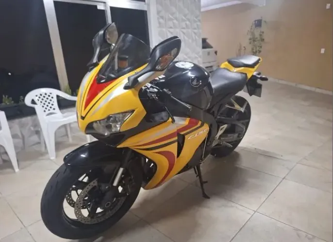 CBR 1000rr aceito carro HB20 Onix i30 ou golf.