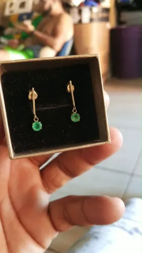 Brinco ouro 18k com esmeralda