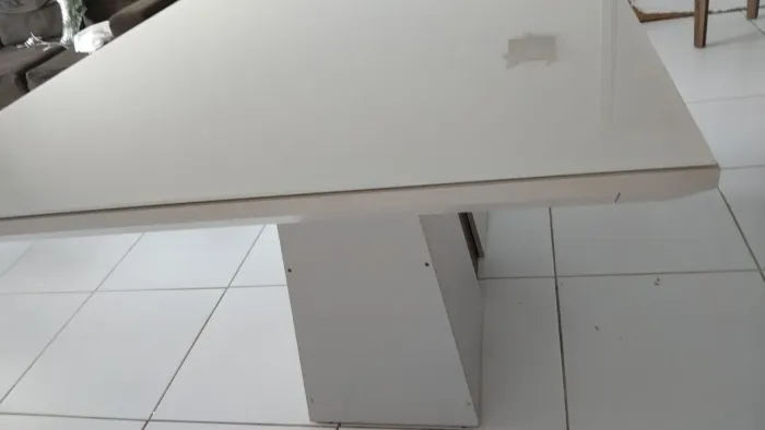 Vendo so a mesa de tampa de vidro seminova.