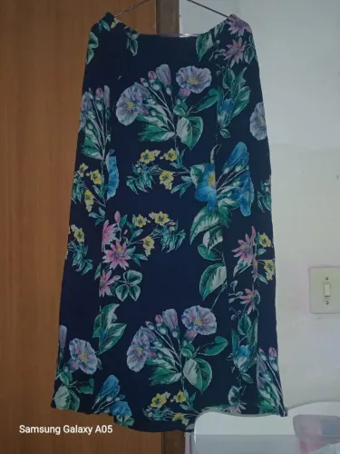 Kit 2 saias longas femininas-Preta e estampada- ótimo estado + macaquinho jeans