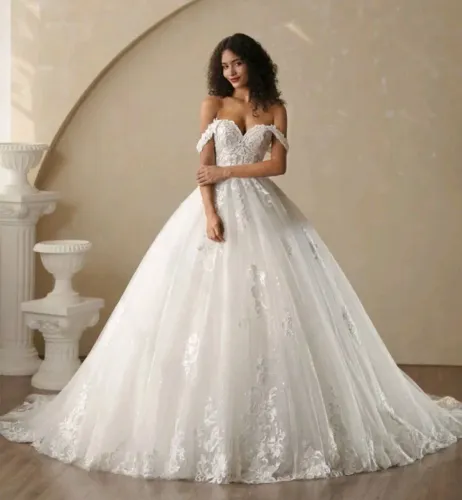 Vestido de noiva com ombros a mostra