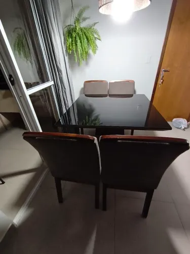 Jogo de mesa com 4 cadeiras