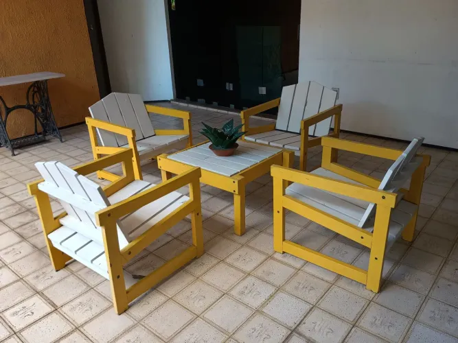 Conjunto de cadeiras de madeira 