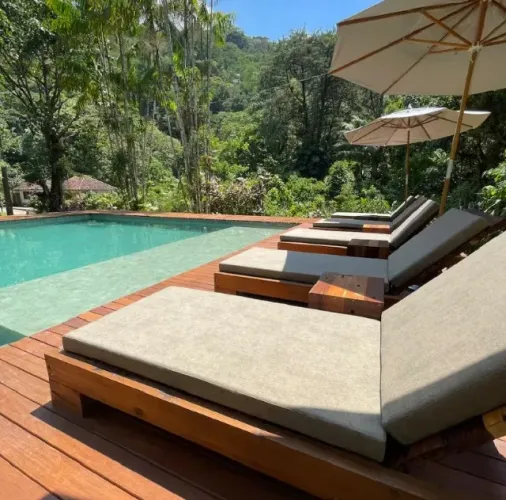 Sítio na serra exclusivo para grupos com piscina, cachoeira e suítes 