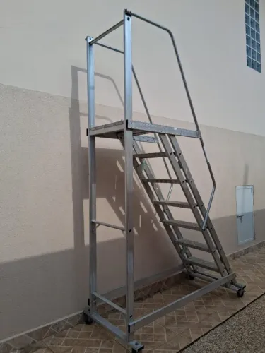 Escada Plataforma de Alumínio 6 Degraus - Plataforma 1,80 m com Rodízios