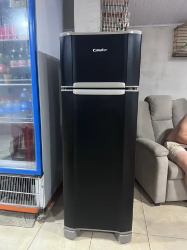 Geladeira preta esmaltec
