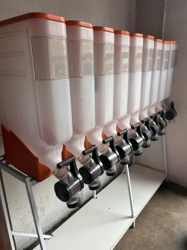 Dispenser organizador de rações e grãos