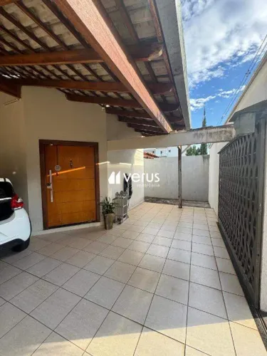 Casa à venda, 3 quartos, 1 suíte, 3 vagas, Santa Mônica - Uberlândia/MG