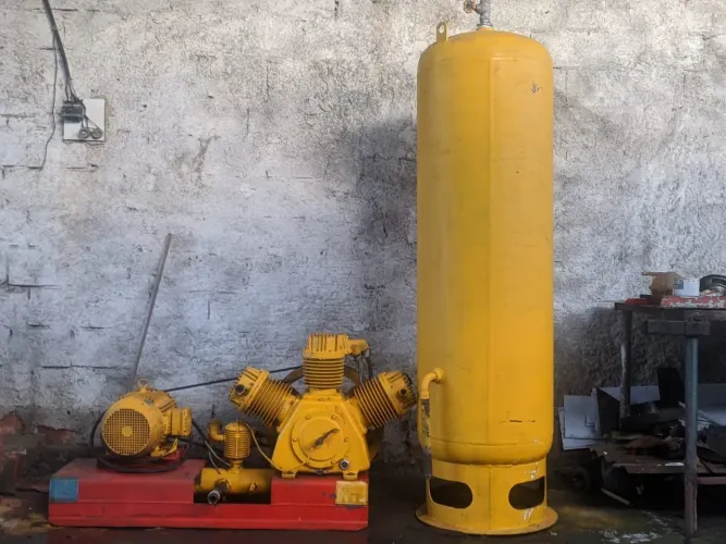 Vendo compressor de jateamento tenho equipamento máquina de solda cavalete talha