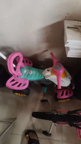 Triciclo infantil com haste de empurrar