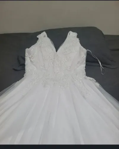 Vestido de noiva com capa e saiote