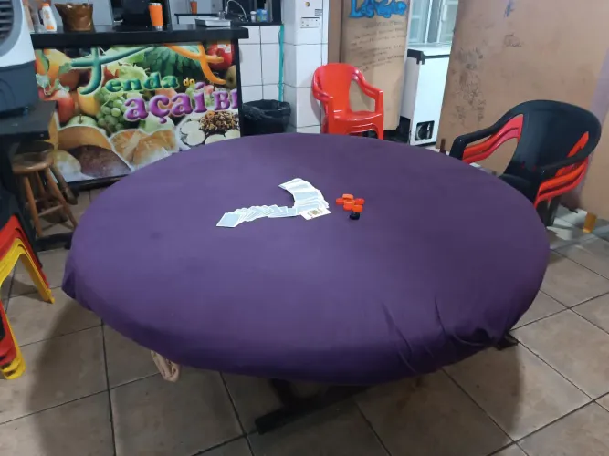 Mesa redonda boa pra jogar baralho 