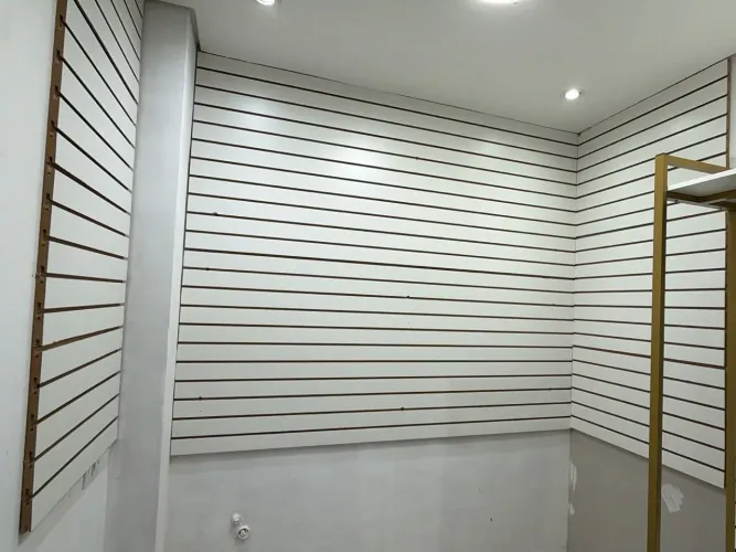 Paineis canaletados para loja