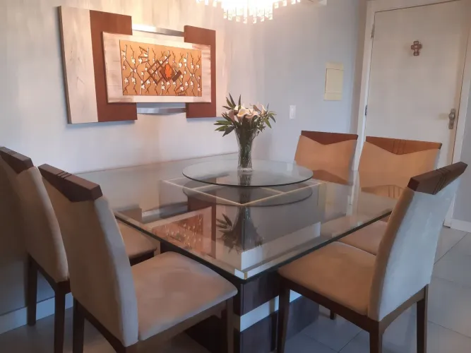 Mesa com 6 cadeiras