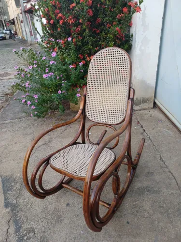 Cadeira de balanço de palhinha austríaca 