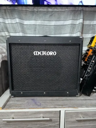 Vende-se um amplificador meteoro valvulado 120w