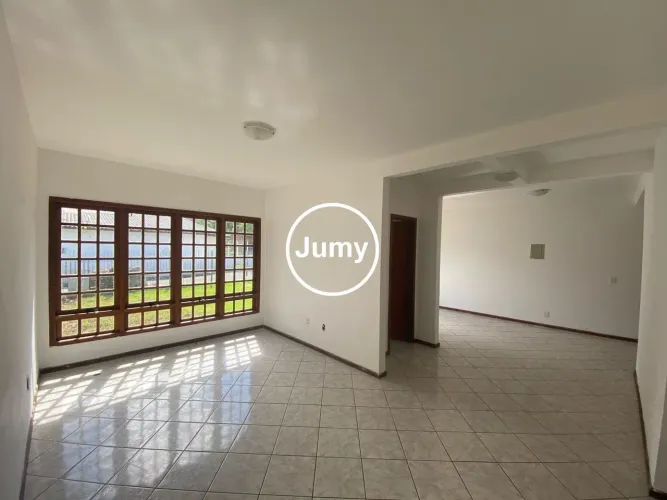 Casa ampla para locação em Sambaqui 3 dormitórios (1 suíte), pátio e excelente