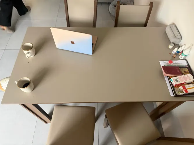 Conjunto mesa de jantar com 4 cadeiras 2 mês uso