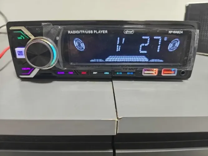 Radio Bluetooth,Aux,Cartão e duas entradas usb, uma recarrega celular