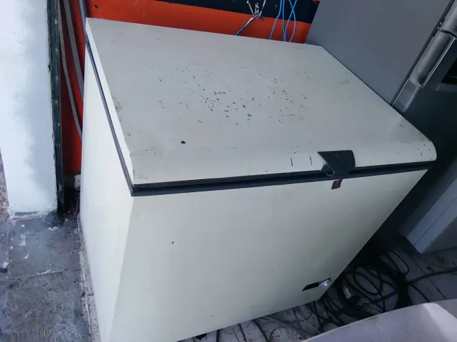 Freezer uma tampa funcionando perfeitamente 220v