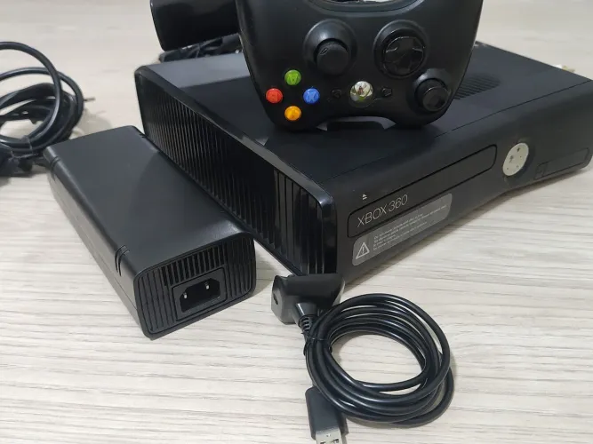 Xbox 360 S - HD 500GB Aurora RGH 60 Jogos