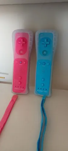 Kit 2 WiiMotes com Capinhas de silicone novíssimos
