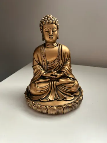 Estátua Buda em resina com fino acabamento dourado.