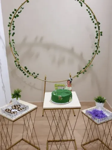 Aluguel de mesas e arco para decoração de aniversário