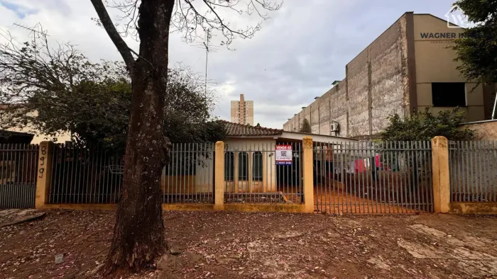 Terreno à venda com 504m², 02 casas locadas na Vila Marumby, Maringá, PR