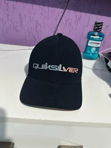 Boné da quiksilver na cor azul marinho