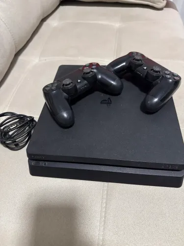 PS4 slim 1TB 2 controles muito conservado