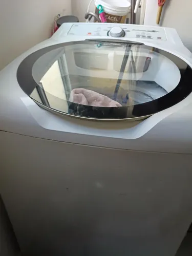 Máquina de lavar funcionando perfeitamente e um fogão de quatro bocas no estado de novo