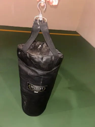 Saco de Pancada Profissional Punch - Resistente e Pronto para Treino