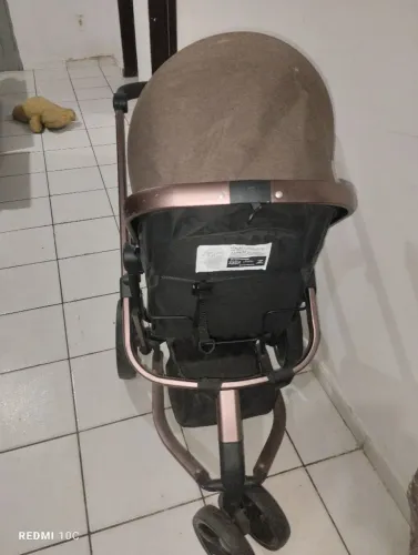 Carrinho de bebê usado poucas vezes