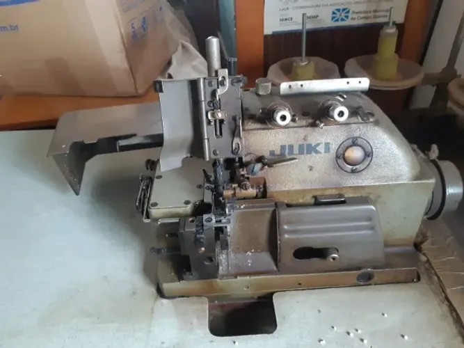 Máquina de costura overlock