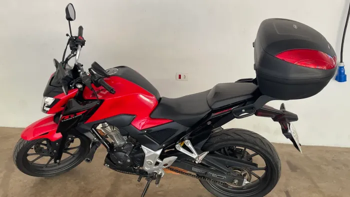 Baú maleiro Givi 45L dois capacetes com suporte para CB300f 2023 em diante