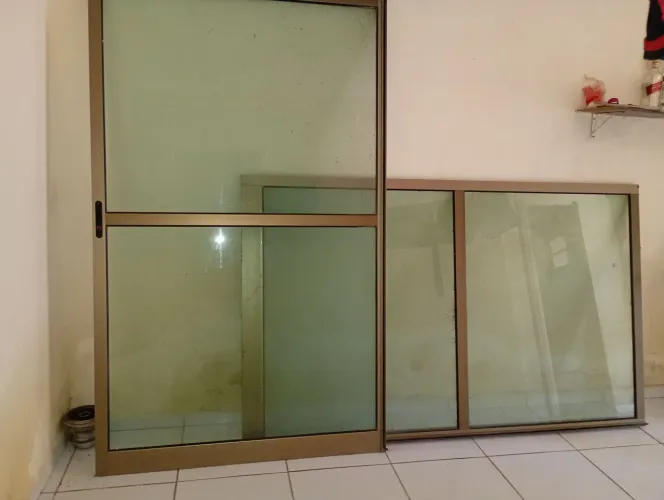 Vende-se porta de vidro completa 