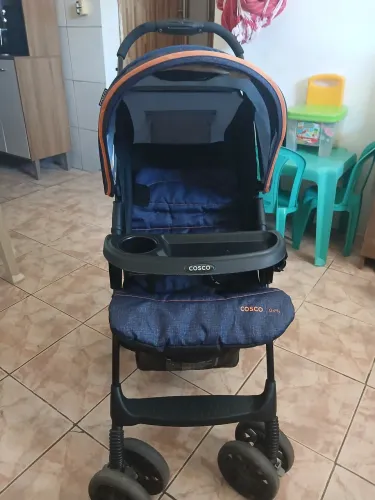 Carrinho de bebê Cosco azul semi novo
