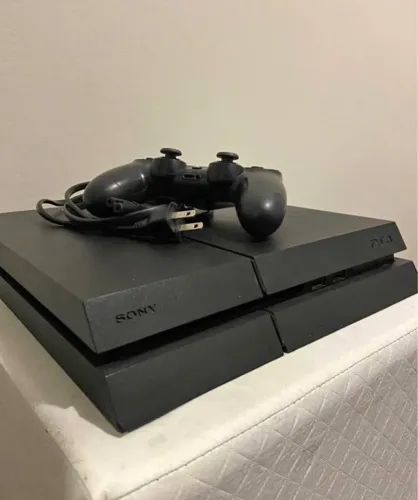 Ps4 em ótimo estado, com 1 controle e 3 jogos. Whats *